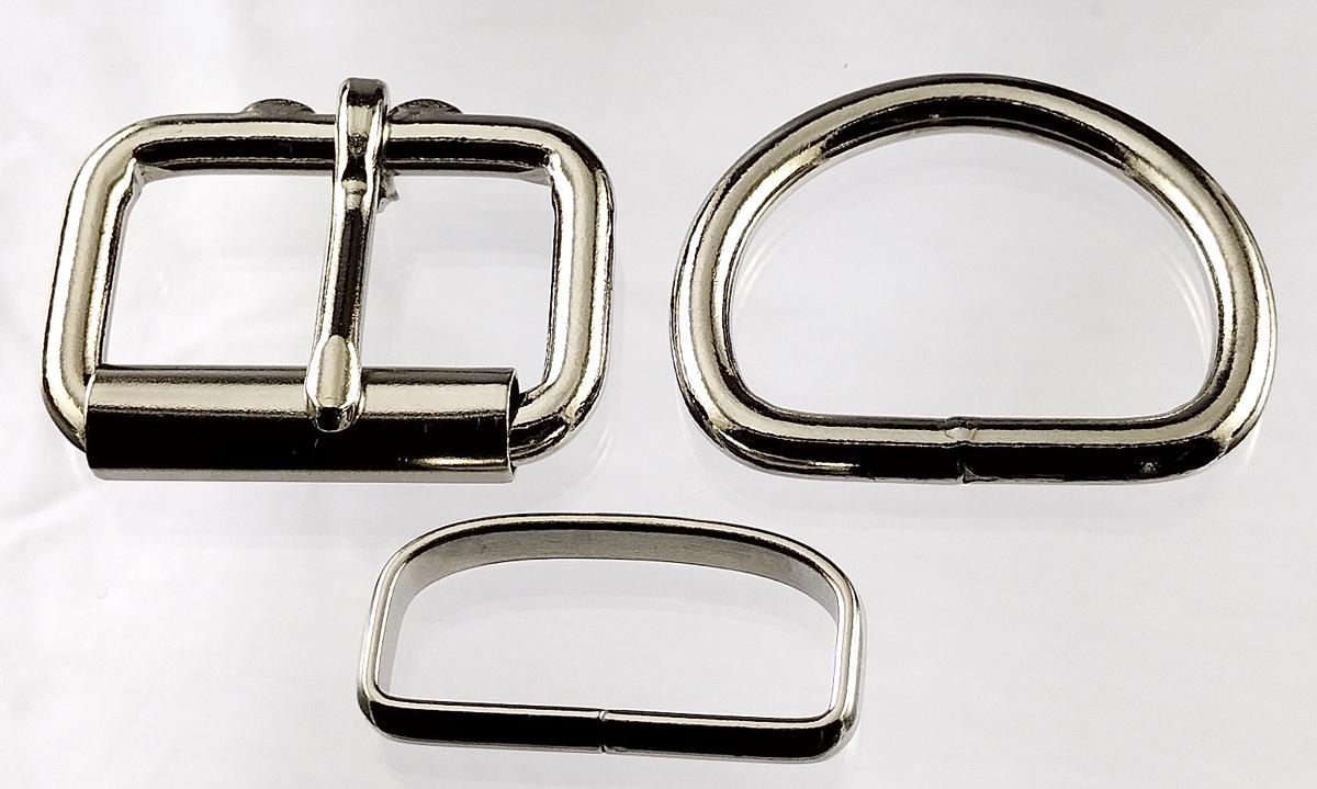 1 1/2 inch deluxe nickel plated maker pack consisting of 2 each of a heel bar roller buckle, D ring and a deluxe belt keeper.